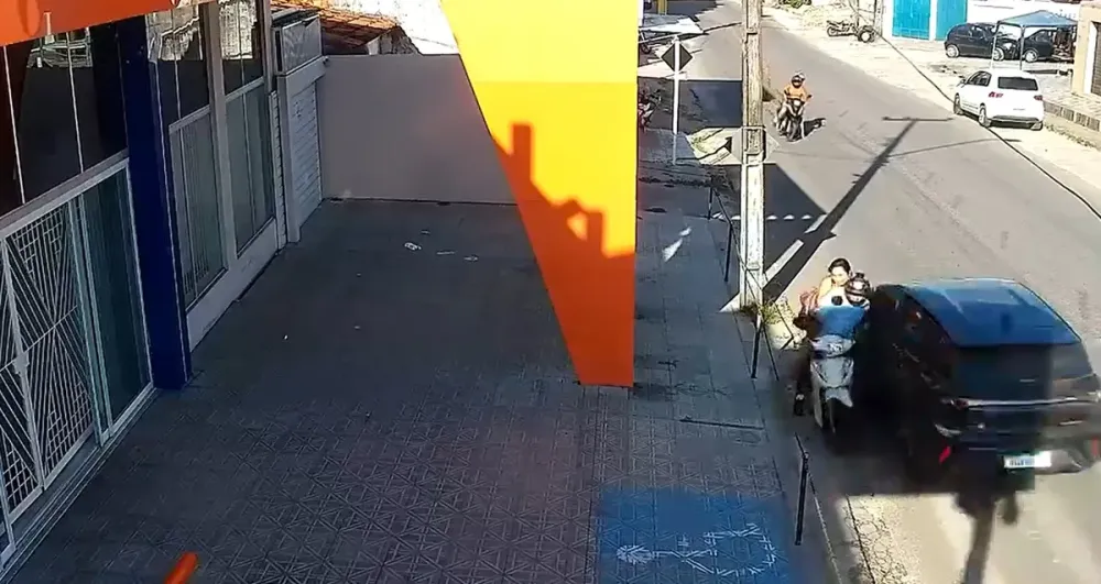 Imagens mostram carro desgovernado em Penedo