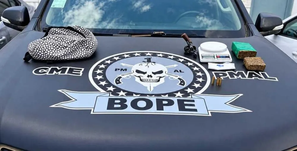 Polícia apreende arma e drogas durante ação contra suspeito por homicídios na orla lagunar