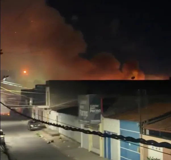Depósito de fogos de artifício é atingido por incêndio de grandes proporções em Arapiraca
