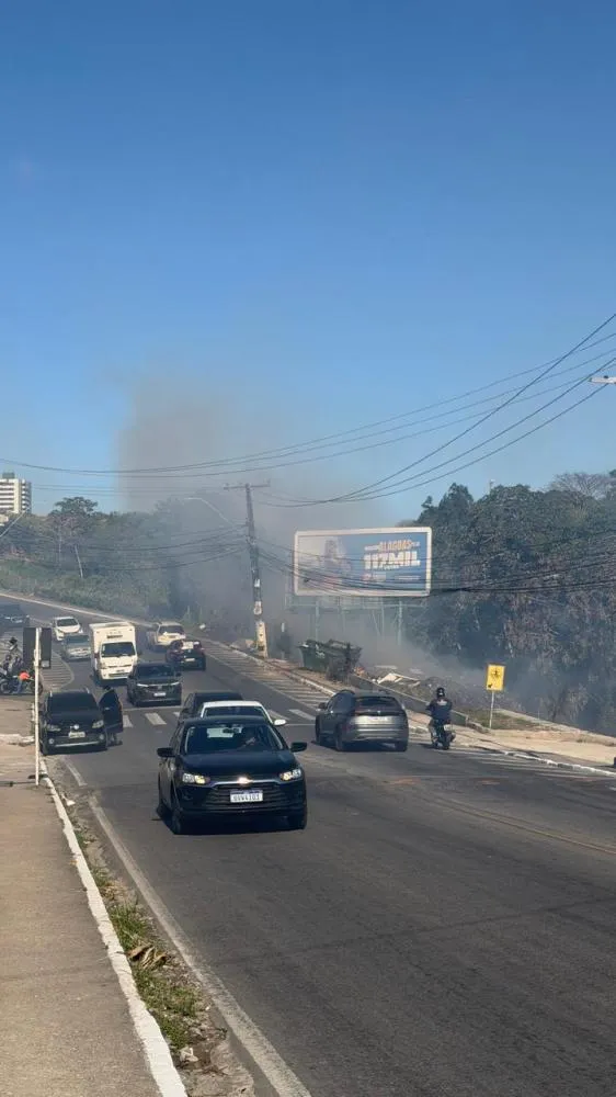 Fogo em vegetação compromete visibilidade de condutores na Avenida Rotary, em Maceió