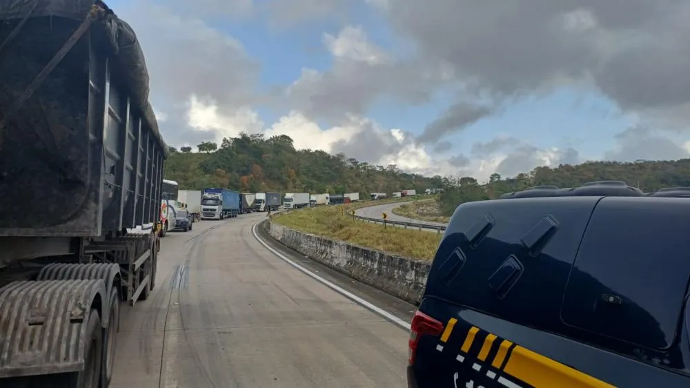 Carreta tomba e trecho da BR-101 fica totalmente interditado