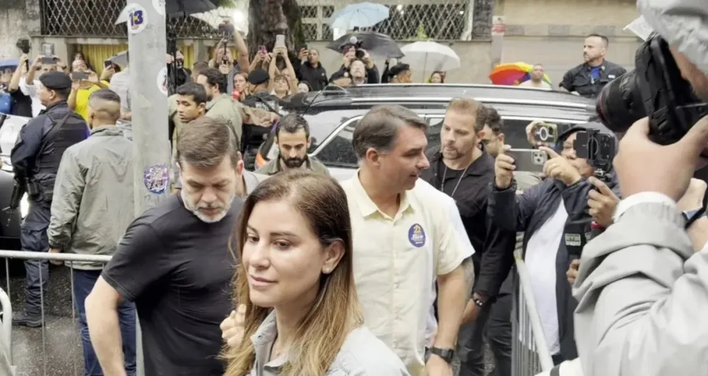 Flávio Bolsonaro comparece ao local de votação nas primeiras horas de votação