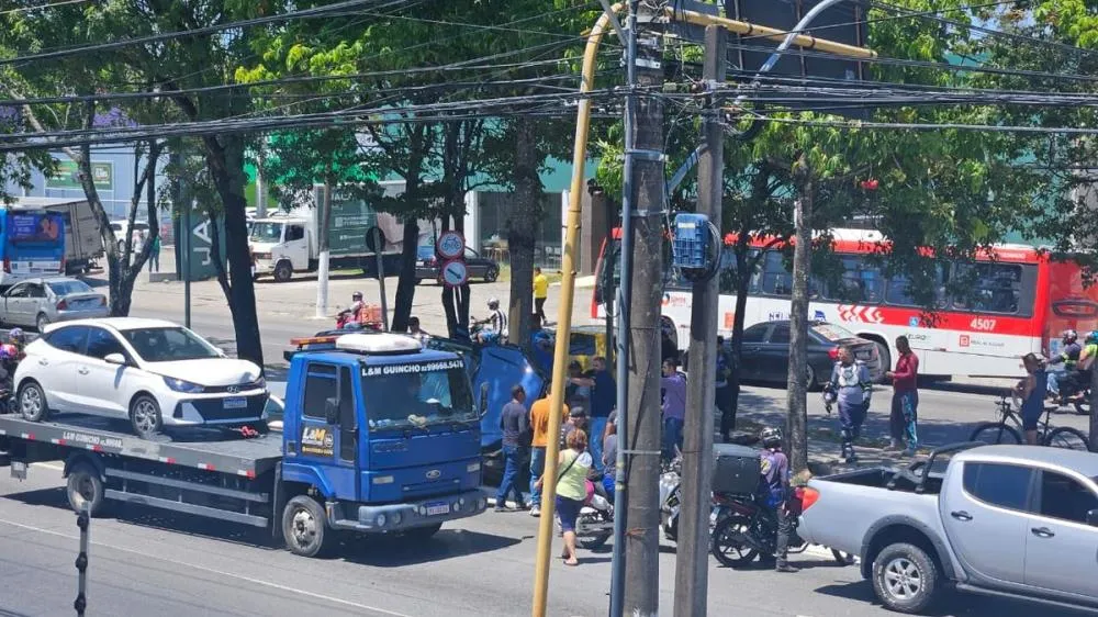 Falha em freio provoca colisão entre veículos na Avenida Fernandes Lima, em Maceió