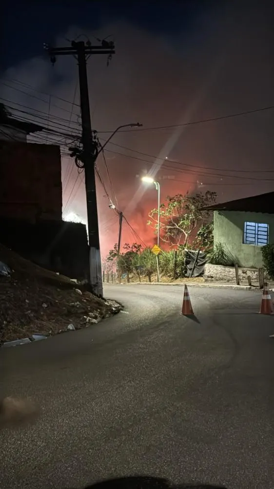 Incêndio atinge vegetação em encosta na Ladeira da Moenda, em Maceió