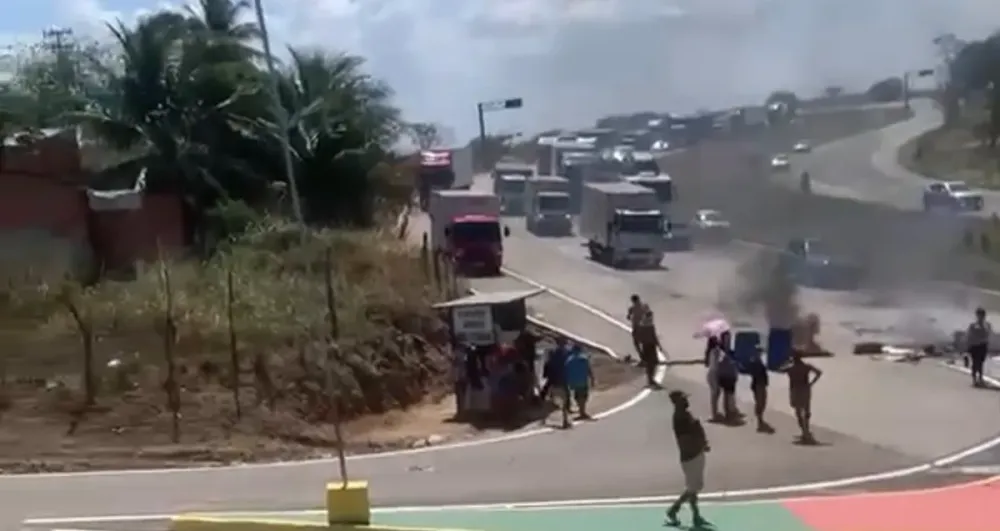 Moradores bloqueiam BR-101 por falta de água em São Brás