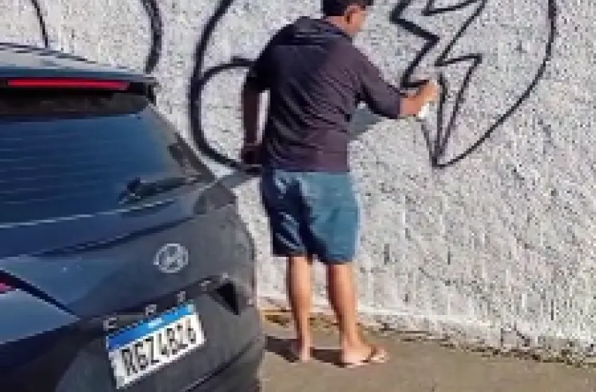 Homem é flagrado pichando muro recém-pintado de cemitério em Maceió