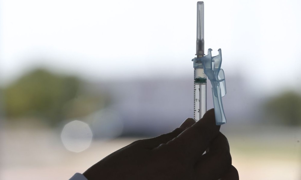 O Distrito Federal começou a vacinar pessoas com 49 anos a partir de hoje. A vacinação contra a Covid-19 começou no dia 19 de janeiro e o DF já recebeu 1.455.070 doses de imunizantes.