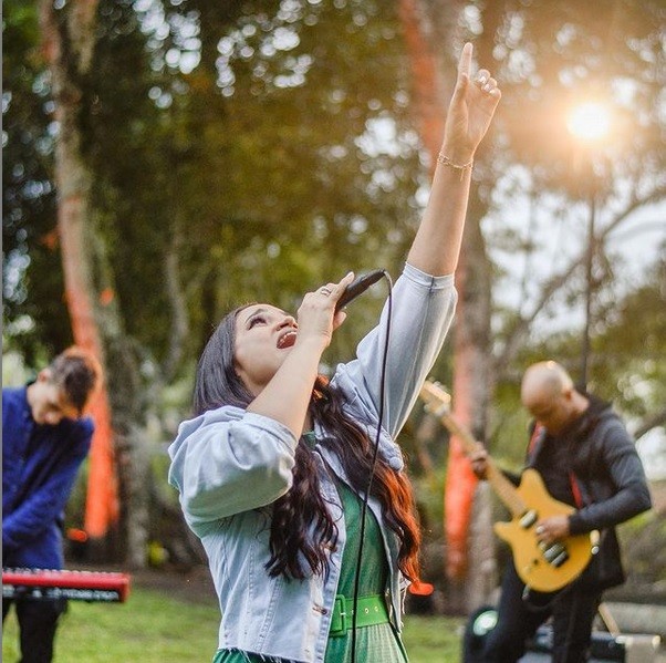 Cantora Ewanes Marques é uma das atrações da Live Gospel. Foto: Rede Social