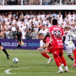 Brigando pela permanência, CRB vence o Santos e frustra comemoração do título santista